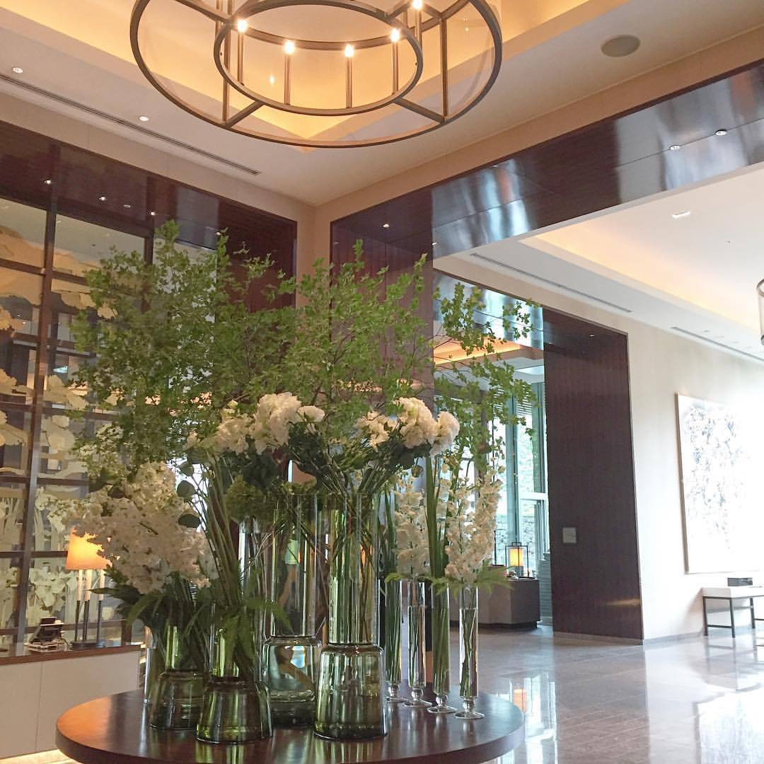 ホテルのエントランスロビーの装花は大好きな白とグリーンの